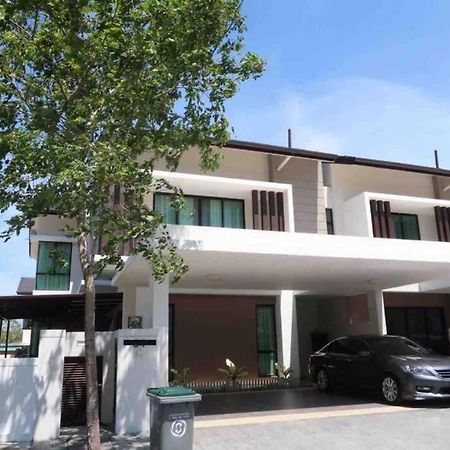 Promo Private Luxurious Nilai Vacation Home Экстерьер фото