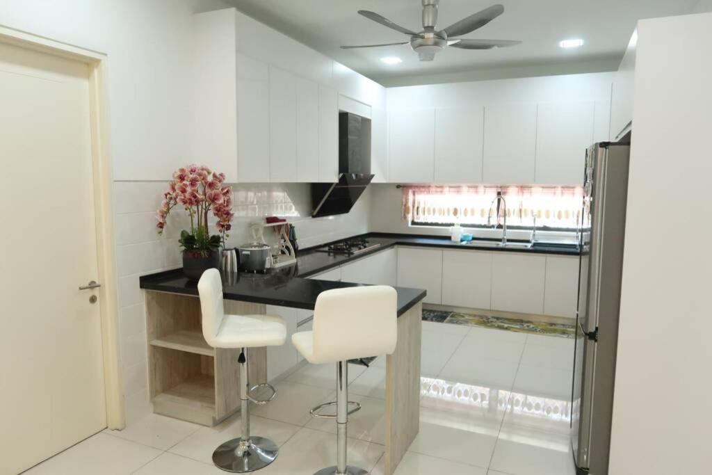 Promo Private Luxurious Nilai Vacation Home Экстерьер фото