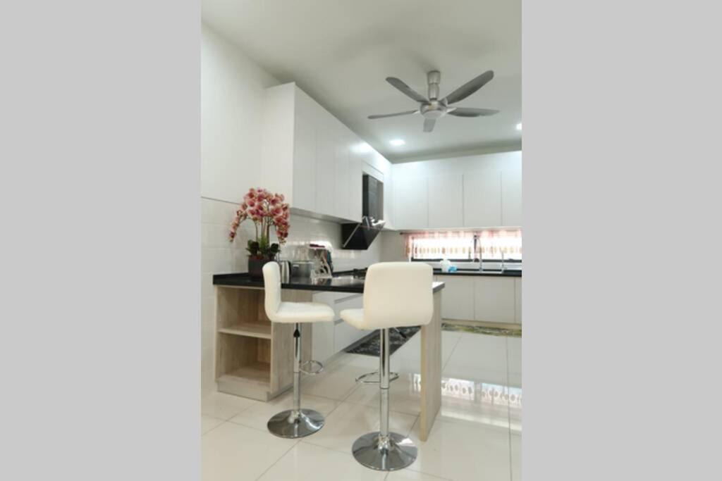 Promo Private Luxurious Nilai Vacation Home Экстерьер фото